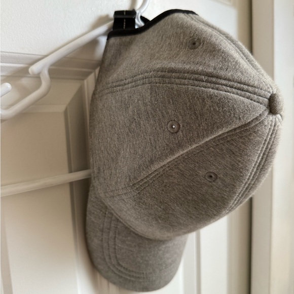 Lululemon grey hat - Picture 4 of 8